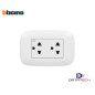 Tomacorriente doble de 2P+T universal 16A 250V color blanco BTICINO SENCIA AP1222